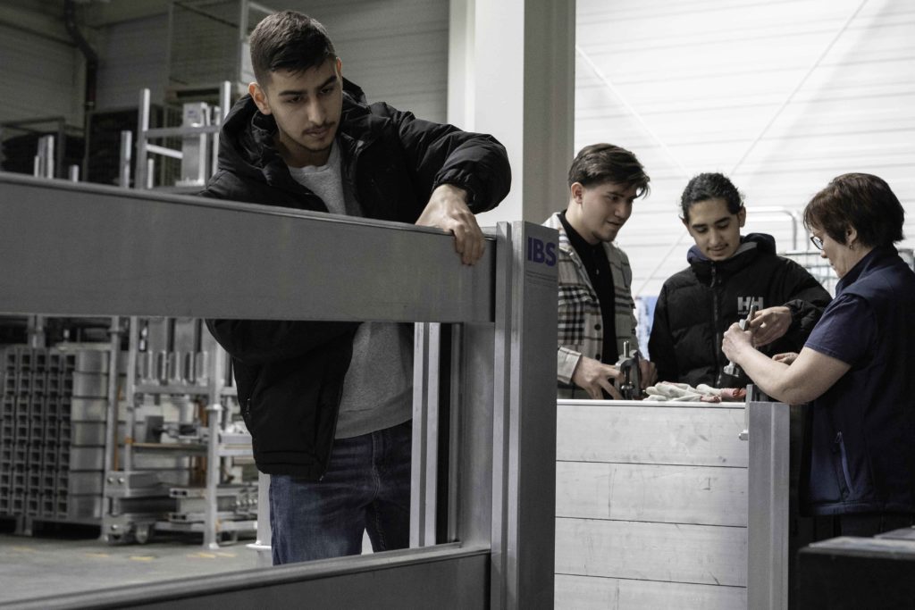 Eine mobile Hochwasserschutzwand wird aufgebaut