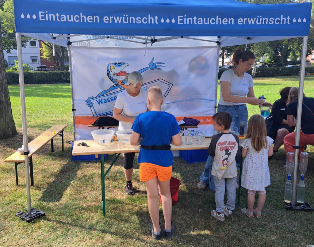 Am Stand der WasserSchule wurde experimentiert, gebastelt und gespielt.