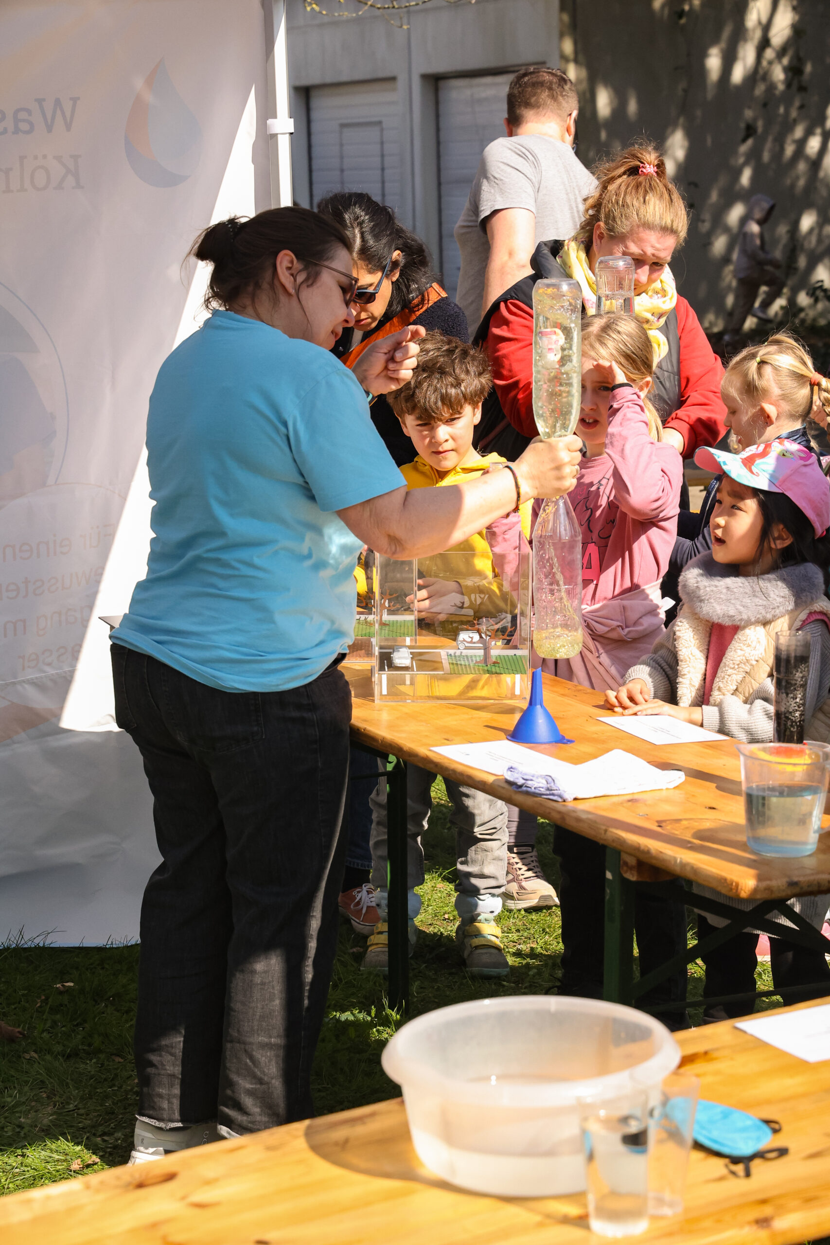 Die Experimente der WasserSchule laden zum Mitmachen ein