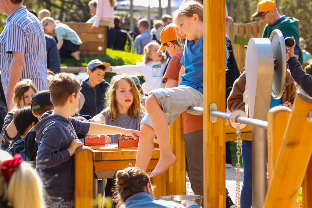 Kinder auf dem Wassererlebnisplatz