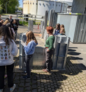 Die Mädchen versuchten sich am Aufbau einer mobilen Hochwasserschutzwand