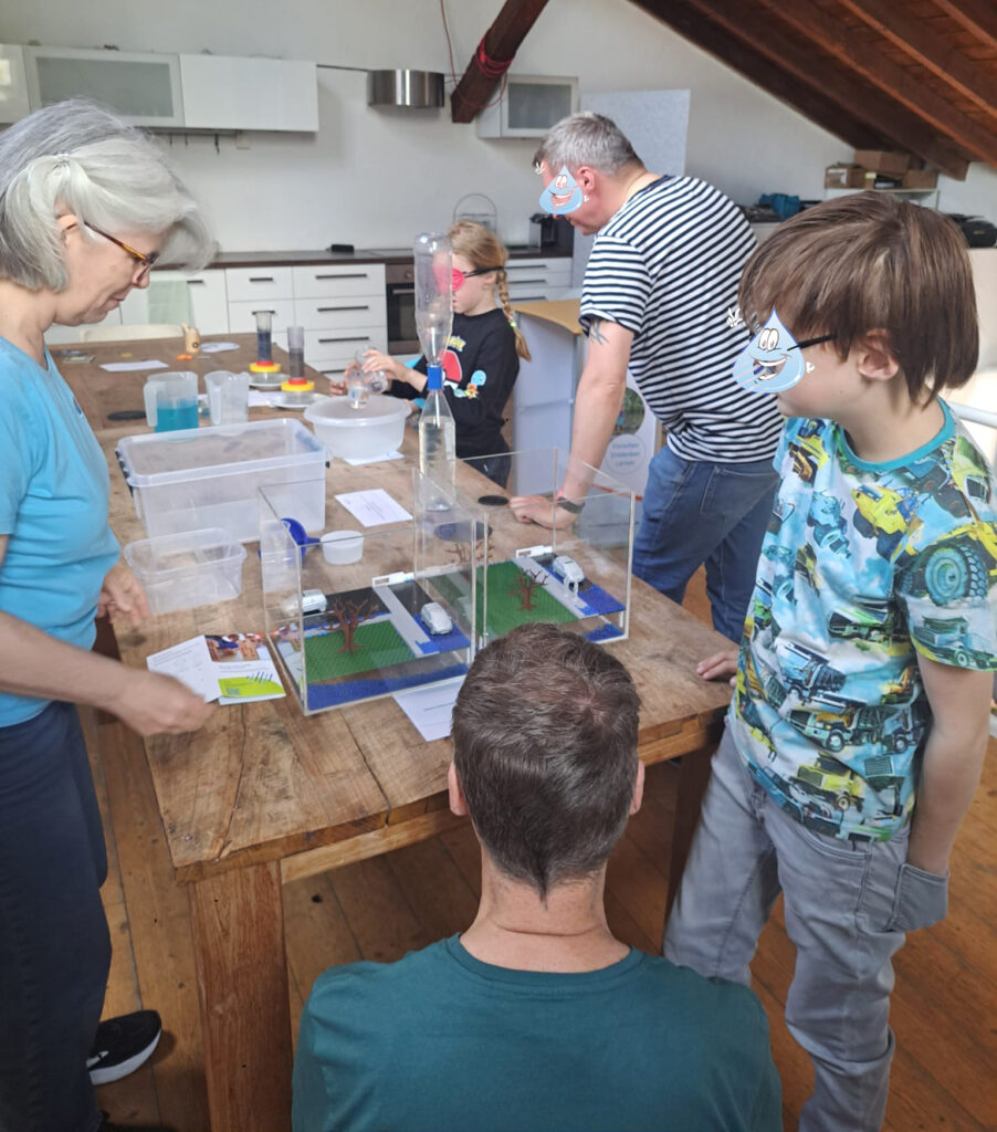 Am Aktionsstand der WasserSchule durfte experimentiert werden