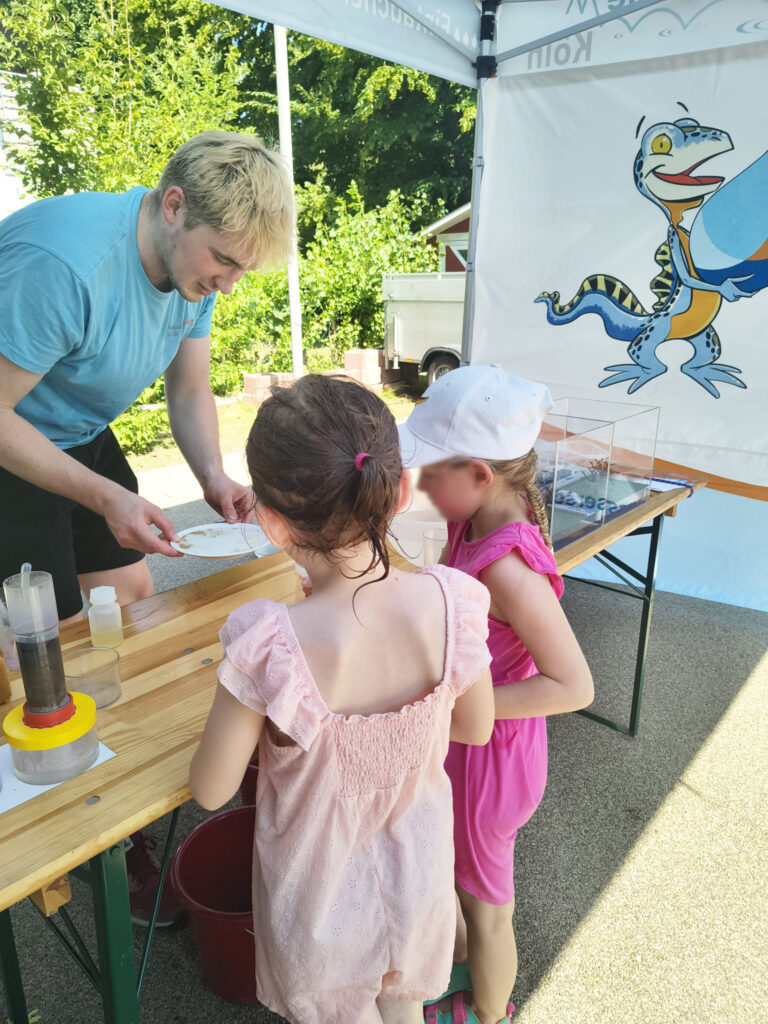 Zwei Mädchen experimentieren am Stand der WasserSchule