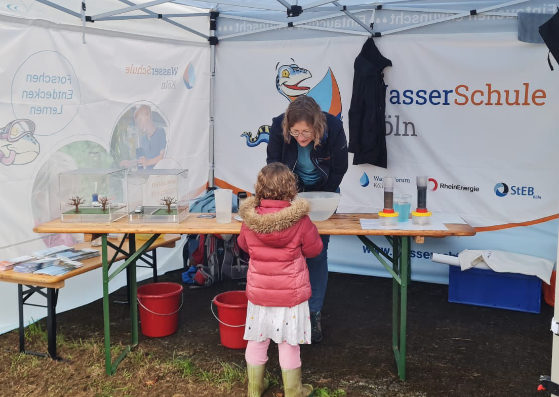 Experimente mit Wasser lockten vor allem die kleinen Besucher:innen an den Stand der WasserSchule
