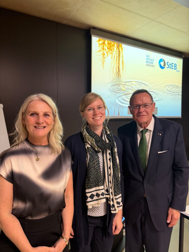 Gastredener Prof. Dr. Gerhard Wiesmüller mit Britta Heitkamp und Dr. Elke Schlepütz